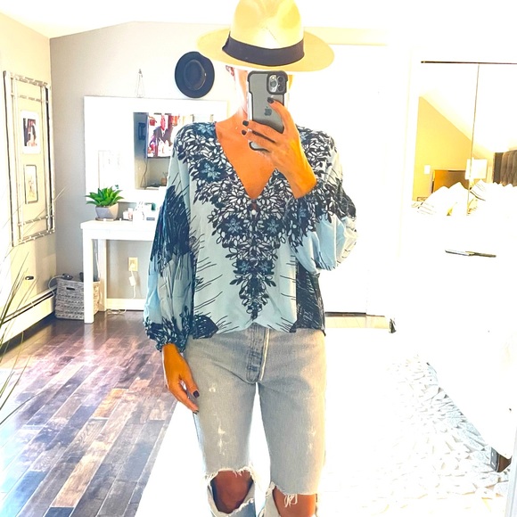 Free People blue & black print V-neck with buttons top size XS - Picture 1 of 9